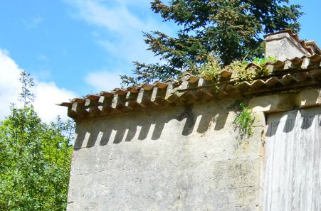 à droite l'entrée du moulin
à gauche le logement du meunier