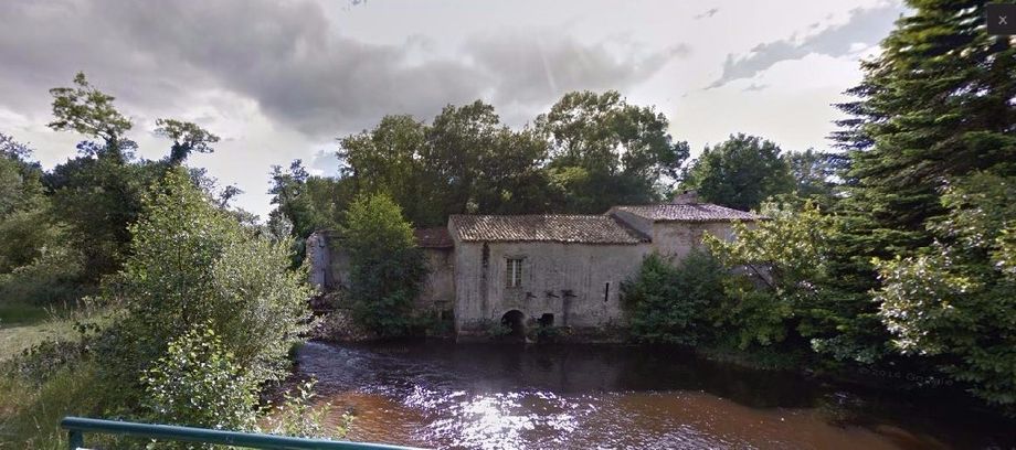De gauche à droite : les dépendances effondrées, le moulin, le logement du meunier (vue actuelle)